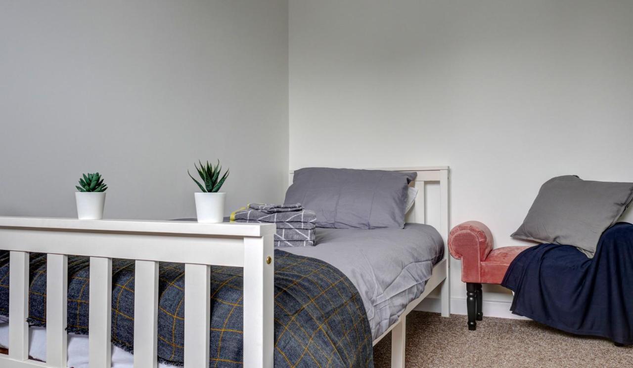 Didcot- Private Flat With Garden & Parking 04 *